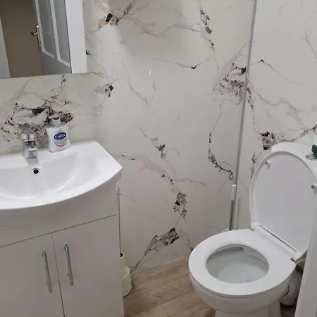 Spacious 2br In Wiz Free Parking *