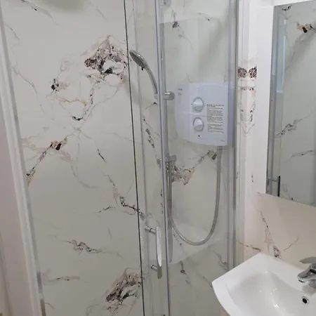 Spacious 2br In Wiz Free Parking Apartment